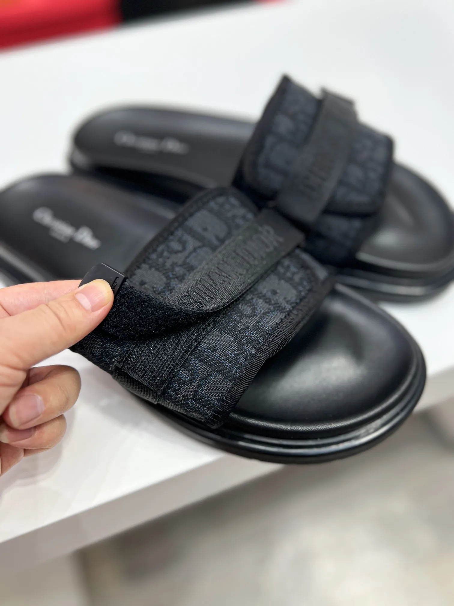 Men's men's shoes 💰320 [DIOR] top version. 2024ss Dior’s latest men’s slippers are a must-have. Dior Alias ​​Men's Genuine Leather Slippers This summer new Alias ​​sandal embodies a casual and elegant style. Carefully crafted from grained cow leather and Oblique printed fabric, with cowhide lining! Cross-strap design with metal-clad brass CD Diamond logo. The imported cowhide leather and rubber sole adds sophistication and comfort, while Oblique print-effect anti-slip panels add style. Size39-44 (38.45 customized)